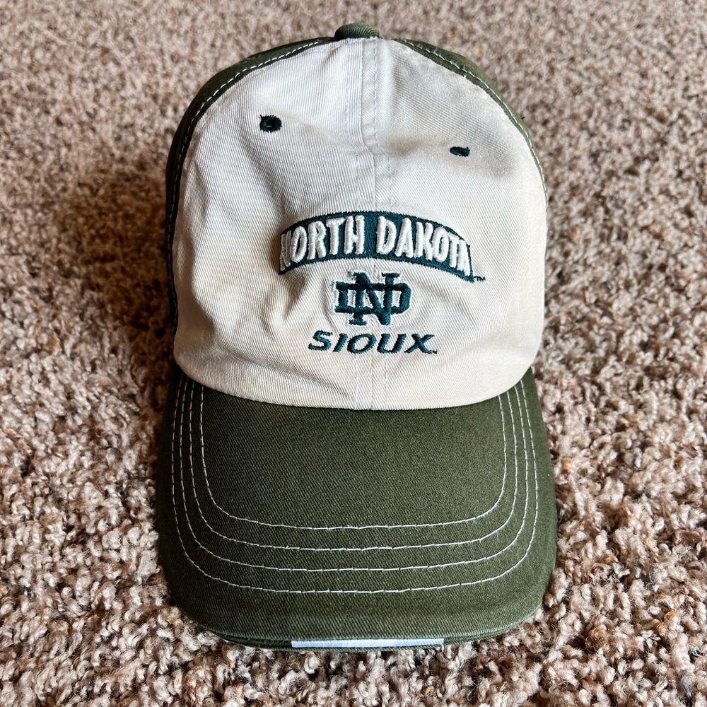 Vintage UND Fighting Sioux hat